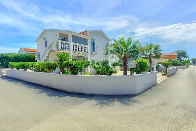 Négy lakóegységes apartmanház, 140 méterre a Prezida strandtól