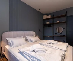 Modern villa medencével eladó a tenger közelében Segetben Horvátországban