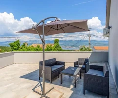 SAMOSTATNE STOJACI DOM S TROMI APARTMÁNMI, BAZÉNOM A VÝHĽADOM NA MORE!