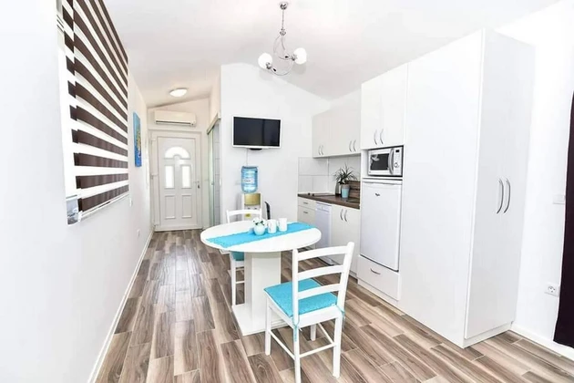 Vir - Semi-detached house with 2 apartments, spacious garden, near the town center and the beach