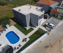Trogir, luxusní vila 340 m2 s bazénem a velkou upravenou zahradou