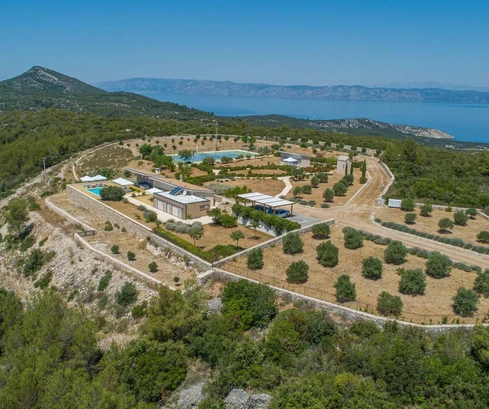 Villa en venta en Hvar con piscina y sauna en Croacia