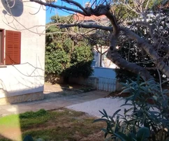 Vir, Zadar – Maison confortable avec jardin dans un endroit calme