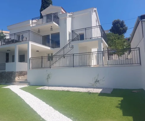 Seget Vranjica, detached house 370 m2, first row to the sea
