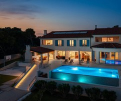 Lujosa villa en Sibenik con piscinas, ubicación frente al mar