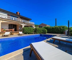 Krk, Punat, detached house with two apartments of 100 m² each, studio apartment, pool, garage, sauna