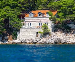 Vila na predaj v prvej línii pri mori na ostrove Koločep v Chorvátsku