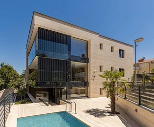 Krk, Malinska-Dubašnica, appartamento di lusso in villa, giardino privato e piscina, a 250 m dal mare