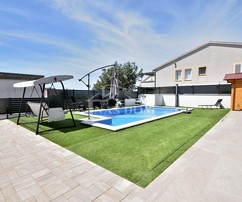 Rodinný dom s bazénom na predaj v Tribunji