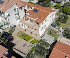 Casa in vendita a una fila dal mare a Murter in Croazia