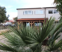 La proprietà si trova in seconda fila rispetto al mare e dispone di un bellissimo giardino.