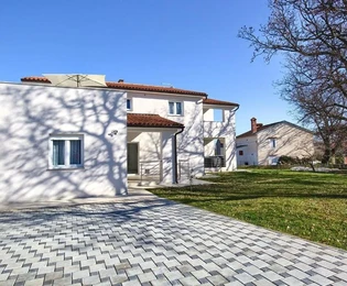 Szép ház három tágas apartmannal és kerttel, Isztria, Ližnjan.