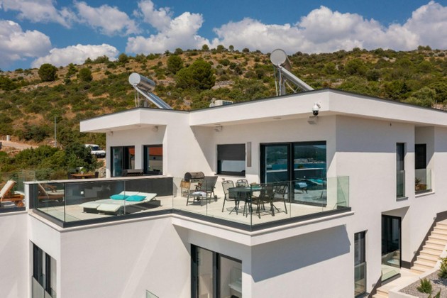Beautiful semi-detached villa with a swimming pool near Rogoznica