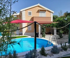 Čiovo, Okrug G., casa indipendente di 163 m2, con 2 appartamenti, piscina, cucina estiva.