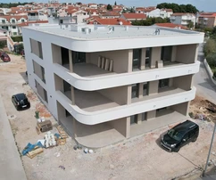 Vodice – Luxus S2-es apartman kerttel, mindössze 50 m-re a strandtól
