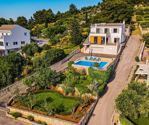 Rodinný dom s bazénom na predaj s krásnym výhľadom na more v Chorvátsku