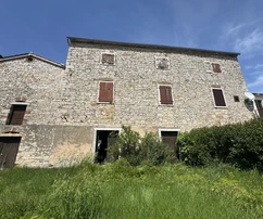 Istria, Tar, casa a schiera in pietra da ristrutturare con cortile, a 500 metri dal mare