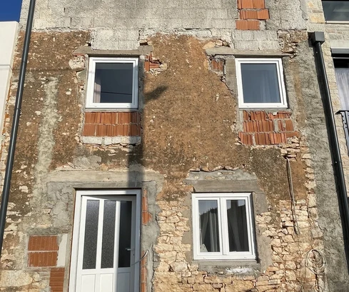 Isztria, Kaštelir, tengerre néző sorház eladó