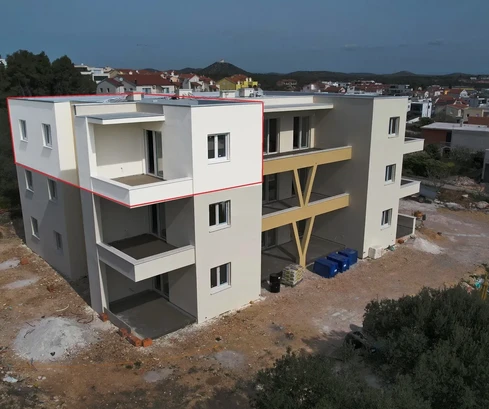 Vodice - Appartamento con tre camere S7 al secondo piano, con vista mare