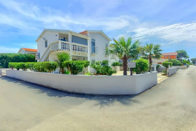 Vir - Atractiva casa de apartamentos con 4 unidades residenciales, a solo 150 m de la playa
