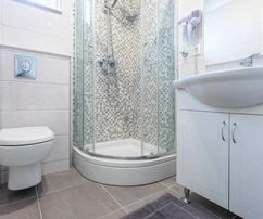 Kamenný dům s bazénem na prodej v Rogoznici v Chorvatsku