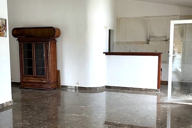 Spacieux appartement divisé avec balcons à vendre