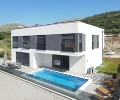 Trogir, luxusná vila 340 m2 s bazénom, garážou a upravenou záhradou