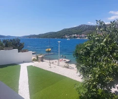 Seget Vranjica, maison individuelle de 370 m2, en première ligne face à la mer