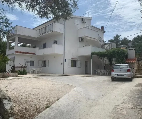 Slatine, önálló ház 500 m2, 75 m-re a tengertől, kilátással