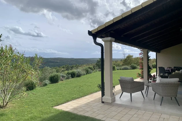 Luxusní vila s panoramatickým výhledem na prodej v Grožnjanu v Chorvatsku