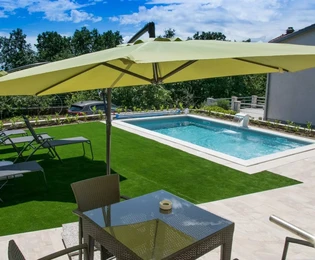 Spaziosa casa con piscina disponibile a Rijeka Srdoči in Croazia