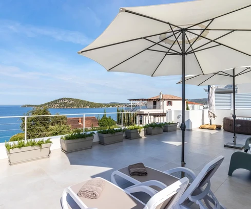 Krásný dům s bazénem na prodej v Rogoznici v Chorvatsku