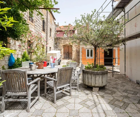 Kamenný dům k prodeji v centru Sinje v Chorvatsku