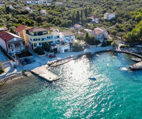 Dom s bytmi a penthousom na predaj v Kukljici v Chorvátsku