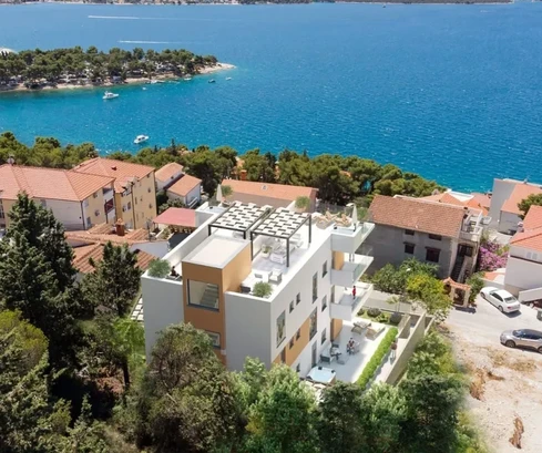 Trogir, Čiovo, 2 hálószobás lakás 85 m2 + kert 63,4 m2, 150 m-re a tengertől, új építés