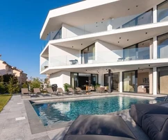 Istra, Pula – Luksuzna vila s pogledom na more i modernim sadržajima na prodaju