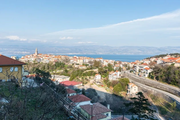 EXKLUSIVE MÖBLIERTE WOHNUNG MIT PANORAMABLICK AUF DAS MEER, IN ATTRAKTIVER LAGE, 700 M VOM MEER ENTFERNT!