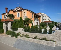 Istria, Medulin – Villa unica sulla spiaggia con potenziale di investimento
