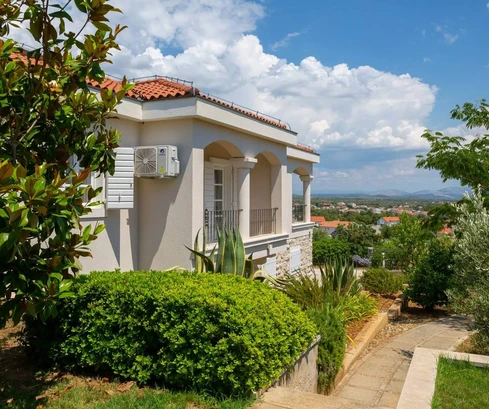 Villa in Vodice mit Meerblick zu verkaufen in Kroatien