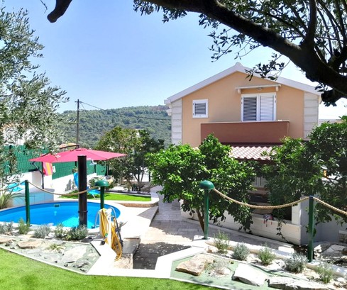 Incantevole casa a Ciovo con piscina vicino alla spiaggia