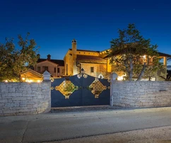 Istria, Sveti Petar – Auténtica villa de piedra con piscina en venta