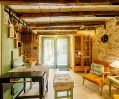 K. Sućurac, casa a schiera di 50 m2 nel centro della città, a 50 m dal mare