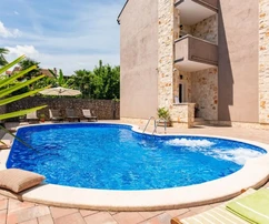 DETACHED HOUSE WITH SWIMMING POOL AND SPACIOUS GARDEN, 100 M FROM THE SEA!