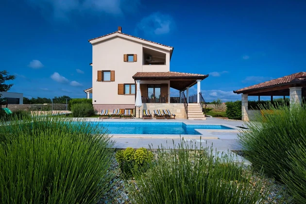 Spaziosa villa con piscina in vendita a Svetvinčenat in Croazia