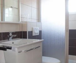 Villa en pierre à vendre à Solta avec appartements et piscine en Croatie