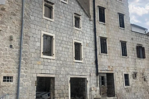 Stone house for sale on the Komiža beachfront in Croatia