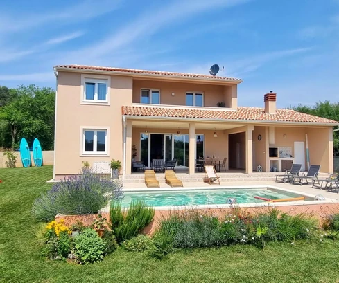 Freistehendes Einfamilienhaus mit Pool in Pula zu verkaufen in Kroatien