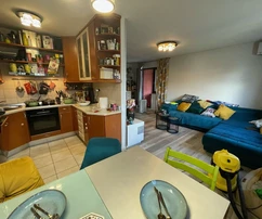 Trogir, apartamento de tres habitaciones de 90 m2 con logia y leñera en la primera planta