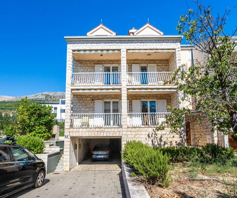 Maison résidentielle de trois logements à vendre à Podstrana en Croatie