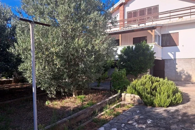 Casa independiente con planta baja elevada, patio y garaje